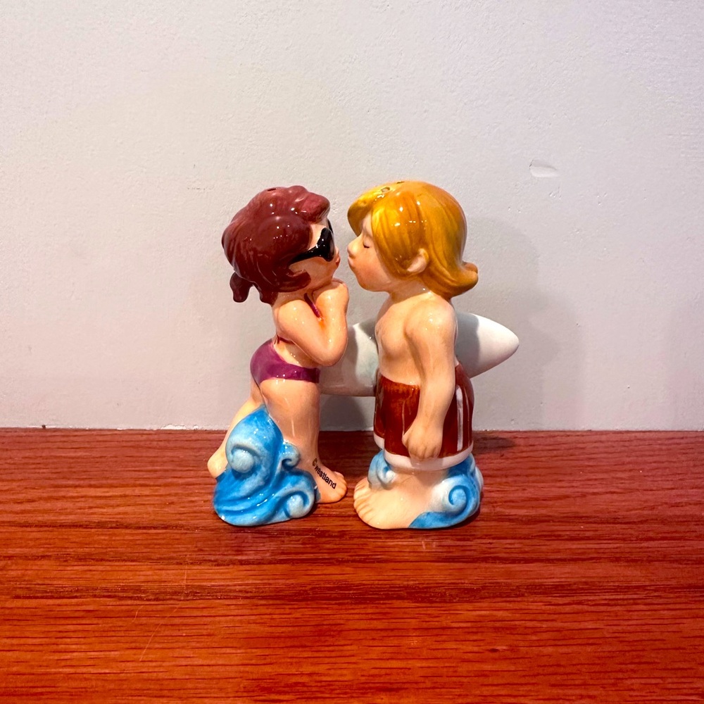 “Surf Kiss” Cute Ceramic Couple Salt & Pepper Shaker Set NIB